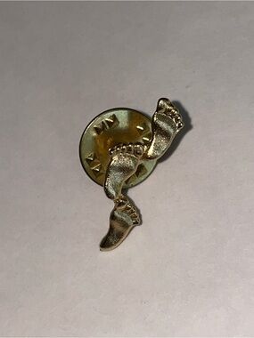 Vintage Gold tone Baby Feet Lapel Pin